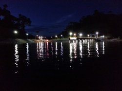 Dársena Jusante: setor localizado abaixo do barramento onde são feitas a retirada/colocação das embarcações.