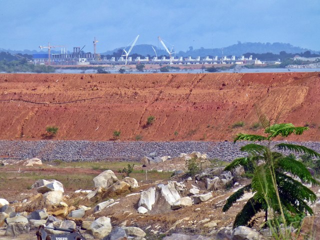 Barragem Pimental fotografada do km 0 do Canal de Derivação, ontem, 09 de maio de 2015.
