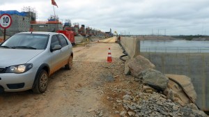 Margem direita, após a passagem sobre a barragem: Casa de Força e Vertedouro.