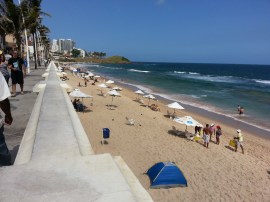 Praia da Barra retratada do calçadão.